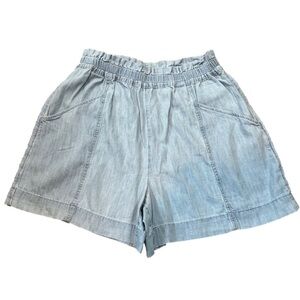 Elizabeth and James pull on jean shorts